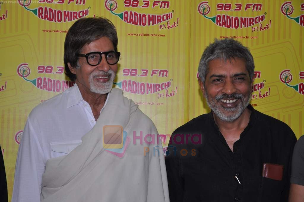 Amitabh Bachchan, Prakash Jha with Aarakshan team at Radio Mirchi in Lower Parel on 11th July 2011