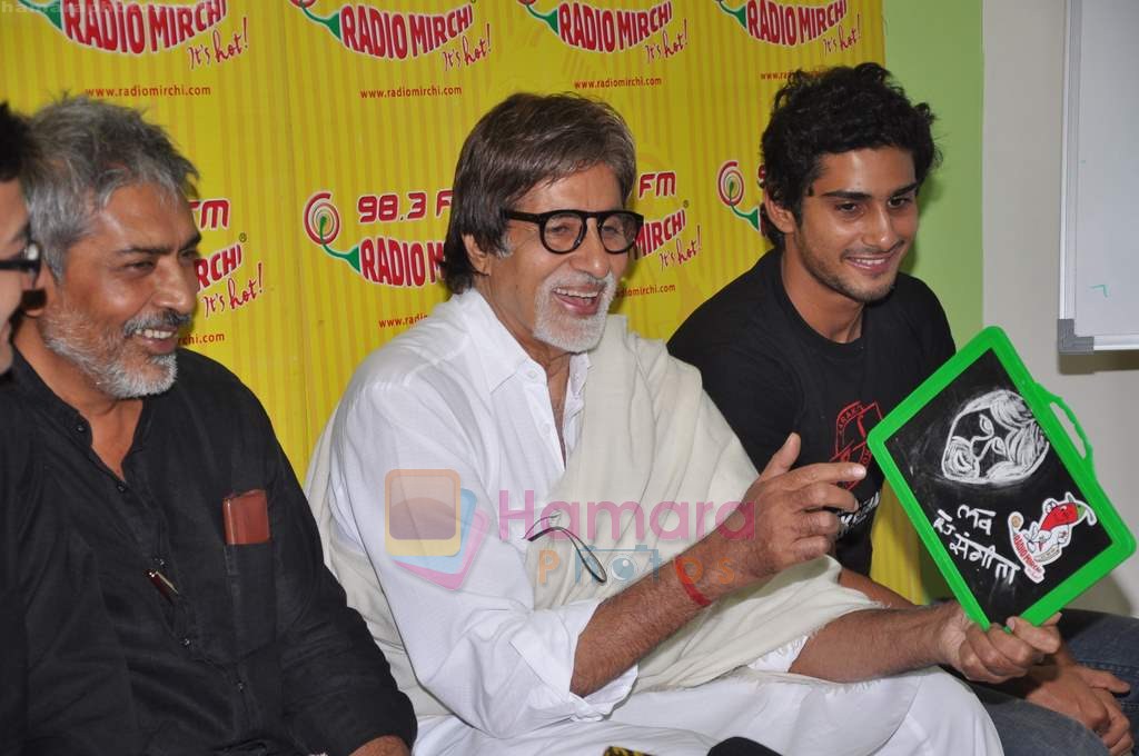 Amitabh Bachchan, Prateik Babbar with Aarakshan team at Radio Mirchi in Lower Parel on 11th July 2011