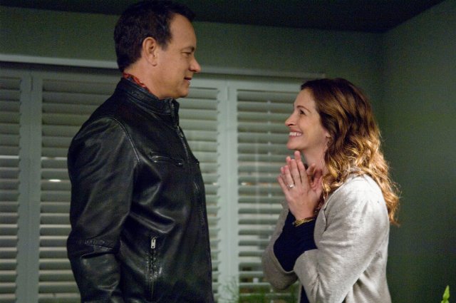 Tom Hanks, Julia Roberts in still from the movie Larry Crowne