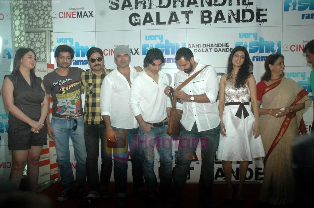 Parvin Dabas and Preeti Jhangiani, Neena Kulkarni, Yashpal Sharma, Tena Desae at Sahi Dandhe Galat Bande film press meet in Cinemax on 12th July 2011