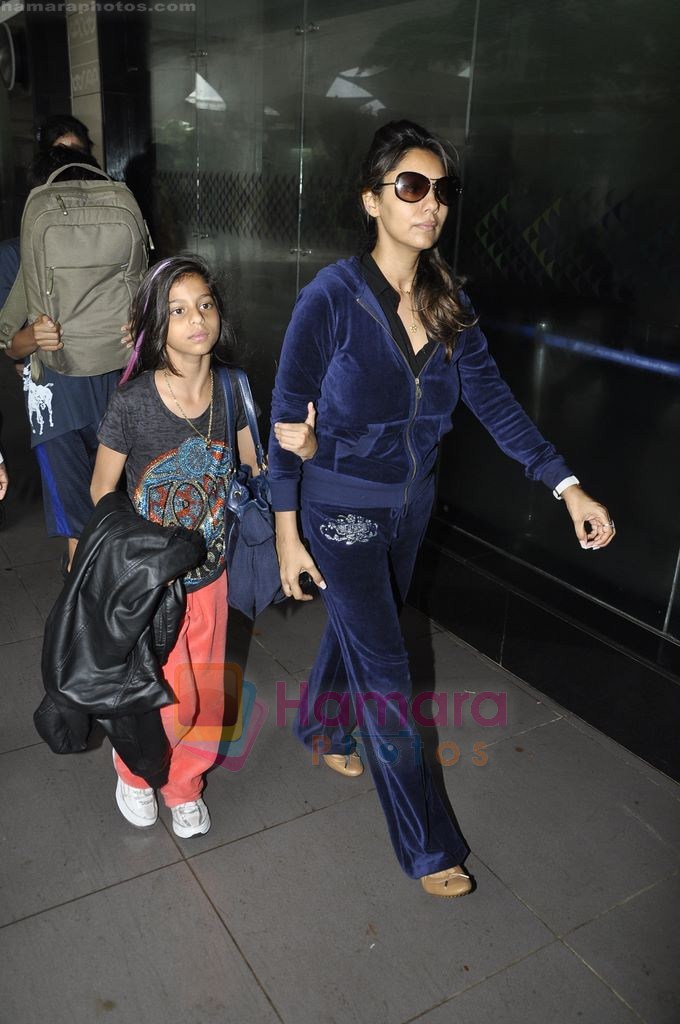Gauri Khan, Shahrukh Khan & family return from london in Mumbai Airport  on 14th July 2011