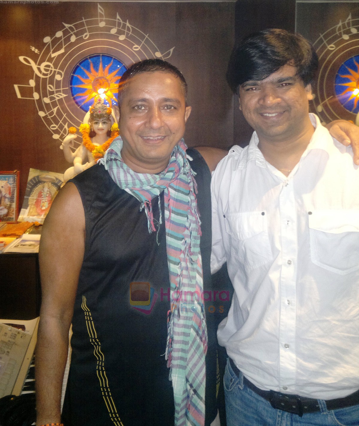 Sukhwinder Singh with host Narendra Singh at the celebartion on Sai Ram album by Filmy Box on 14th July 2011
