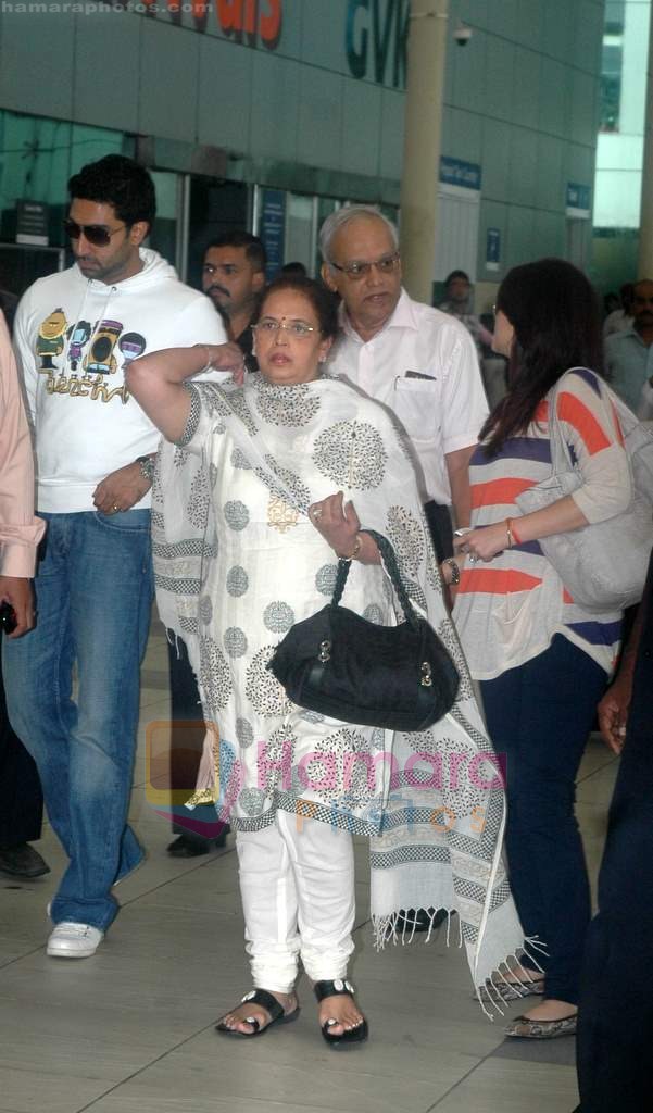 Aishwarya Rai Bachchan, Abhishek Bachchan return from Delhi French honour function on 13th July 2011