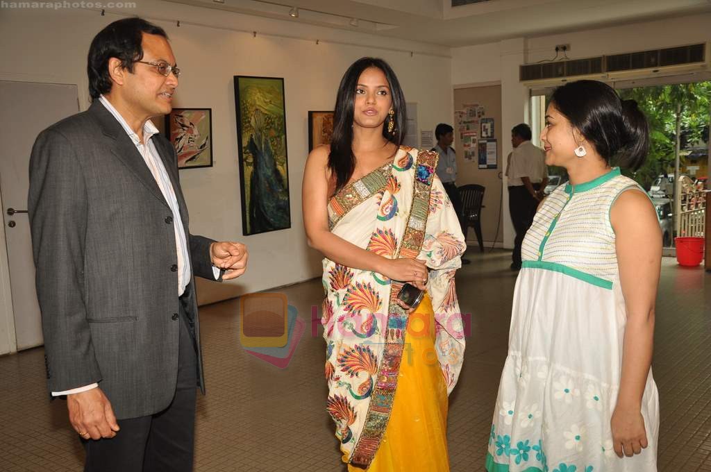 Neetu Chandra at Reka Rana's art exhibition in Jehangir on 13th JUly 2011