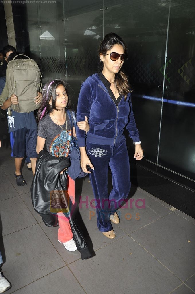 Gauri Khan, Shahrukh Khan & family return from london in Mumbai Airport  on 14th July 2011