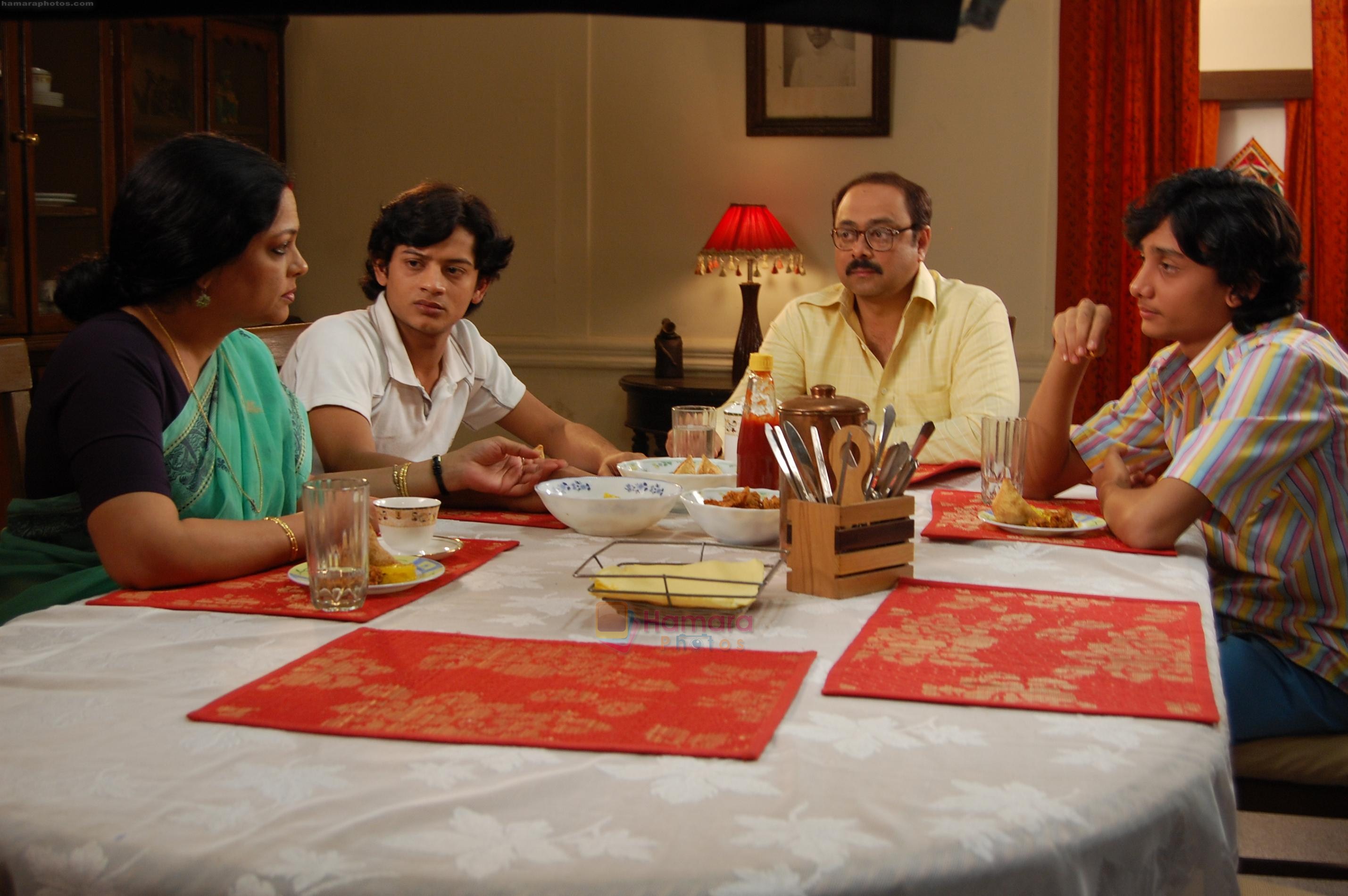 Tanvi Azmi, Sohail Lakhani, Sachin Khedekar & Delzad in the still from movie Bubble Gum