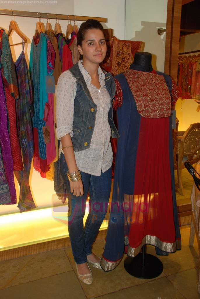 Shruti Seth at the launch of Designer Pallavi Goenka's the new festive  collections in Mumbai on 20th July 2011