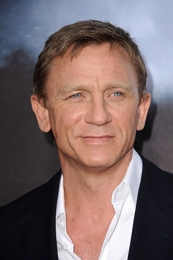 Daniel Craig arrives at the world premiere of the movie Cowboys and Aliens at San Diego Civic Theatre on July 23, 2011 in San Diego, California