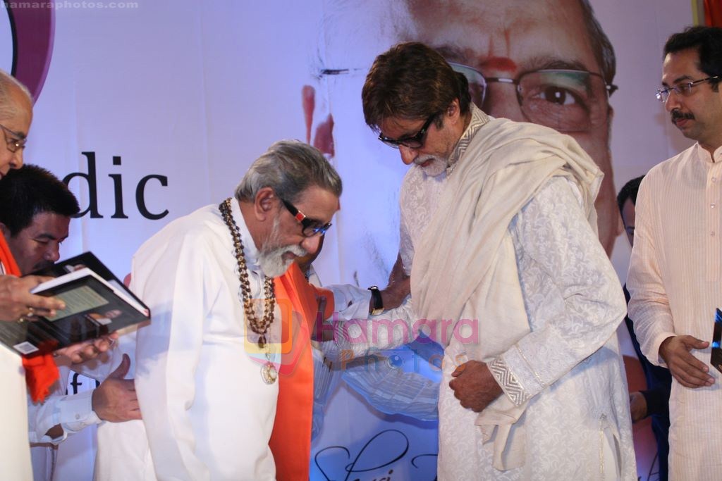 Amitabh Bachchan, Bal Thackeray unveil Dr Balaji Tambe's book in Novotel, Mumbai on 24th July 2011