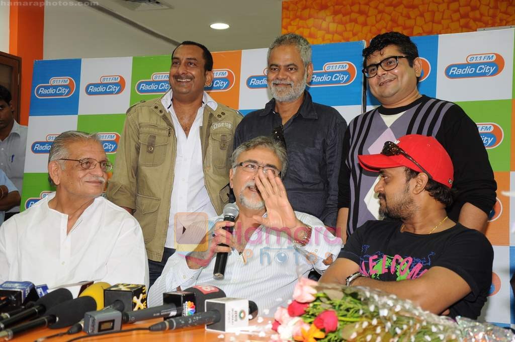 Hemant Pandey, Gulzar, Sanjay Mishra, Sajid, Deven Bhojani at the Audio release of Chala Mussaddi - Office Office in Radiocity Office on 25th July 2011