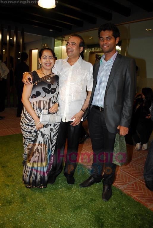 suresh watkar  with wife and  vihang sarnaik at Pratap Sarnaik birthday party in Mumbai on 28th July 2011
