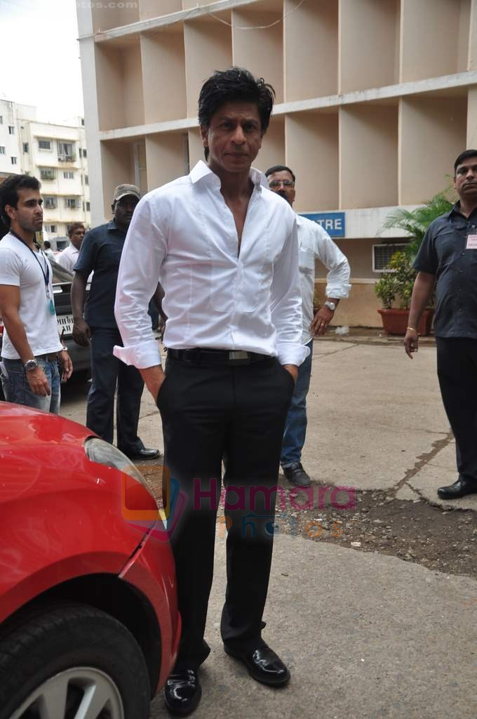 Shahrukh Khan snapped at Mehboob in Bndra, Mumbai on 28th July 2011