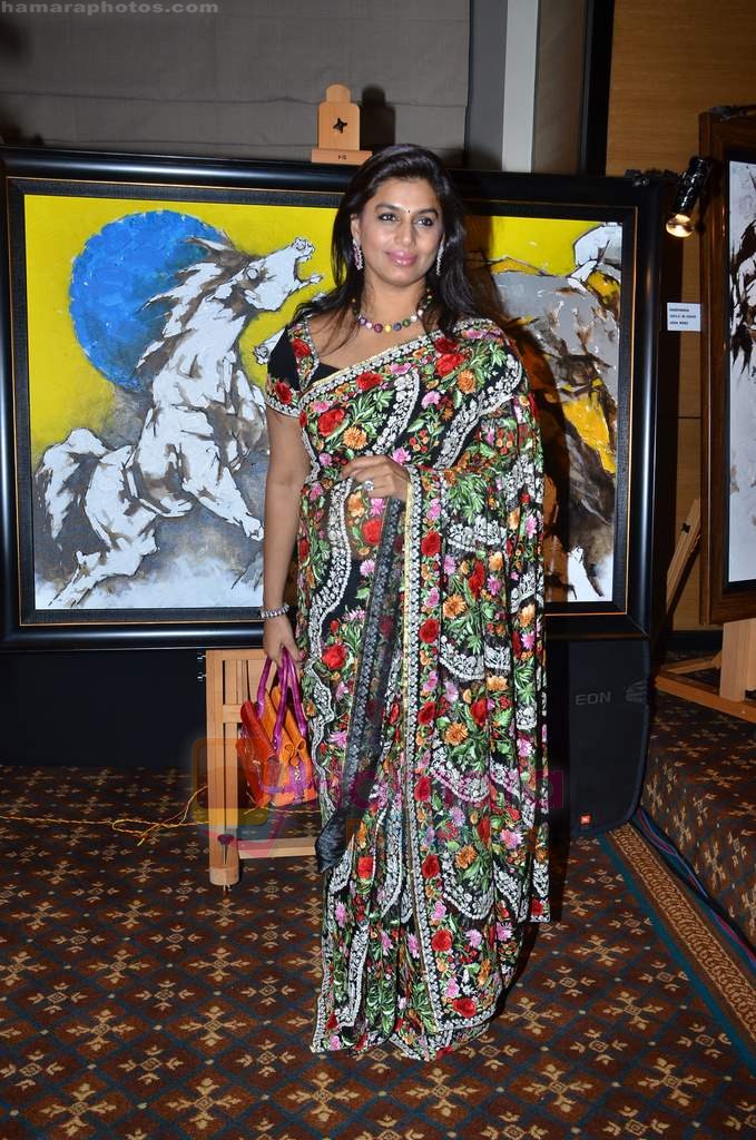 pinky reddy at Nina Pillai and artist Aslam Shaikh's art exhibition in Trident, Mumbai on 29th July 2011