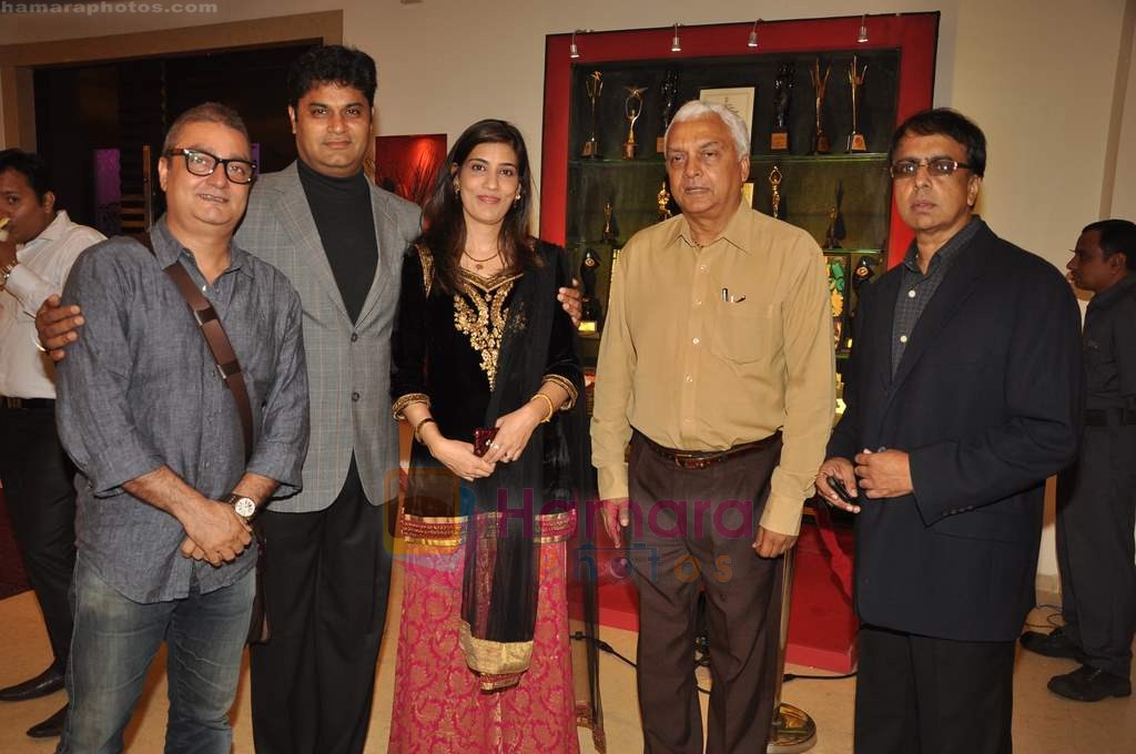 Vinay Pathak, Anant Mahadevan at Anant Mahadevan's Mee Sindhutai Sapkal success bash in Worli, Mumbai on 29th July 2011