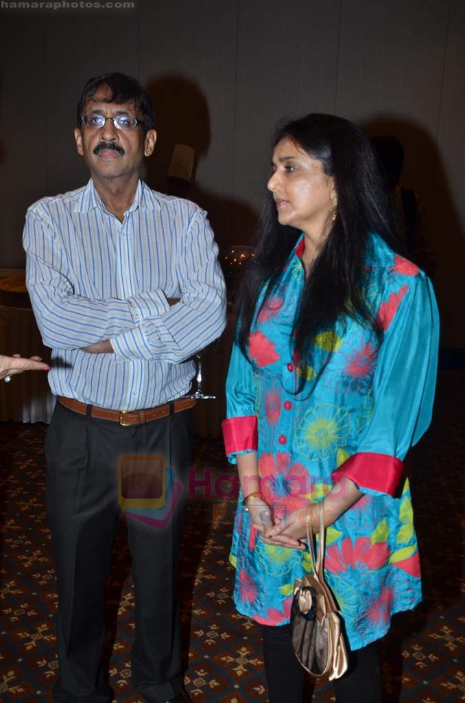 vivek jain with wife at Nina Pillai and artist Aslam Shaikh's art exhibition in Trident, Mumbai on 29th July 2011