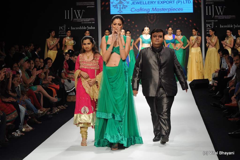 Shonal Rawat walks the ramp for Laxmi Jewellery Export show at IIJW 2011 Day 4 in Grand Hyatt on 3rd Aug 2011