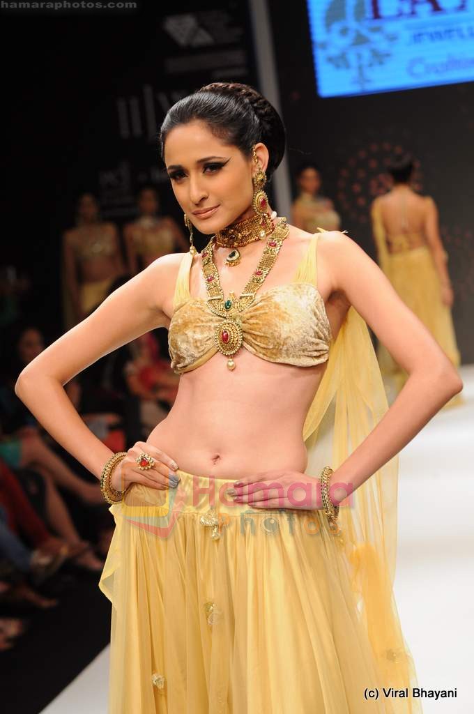 Model walks the ramp for Laxmi Jewellery Export show at IIJW 2011 Day 4 in Grand Hyatt on 3rd Aug 2011
