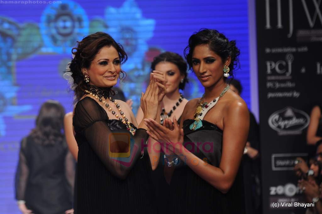 Model walks the ramp for Alpana Gujral show at IIJW 2011 Day 4 in Grand Hyatt on 3rd Aug 2011
