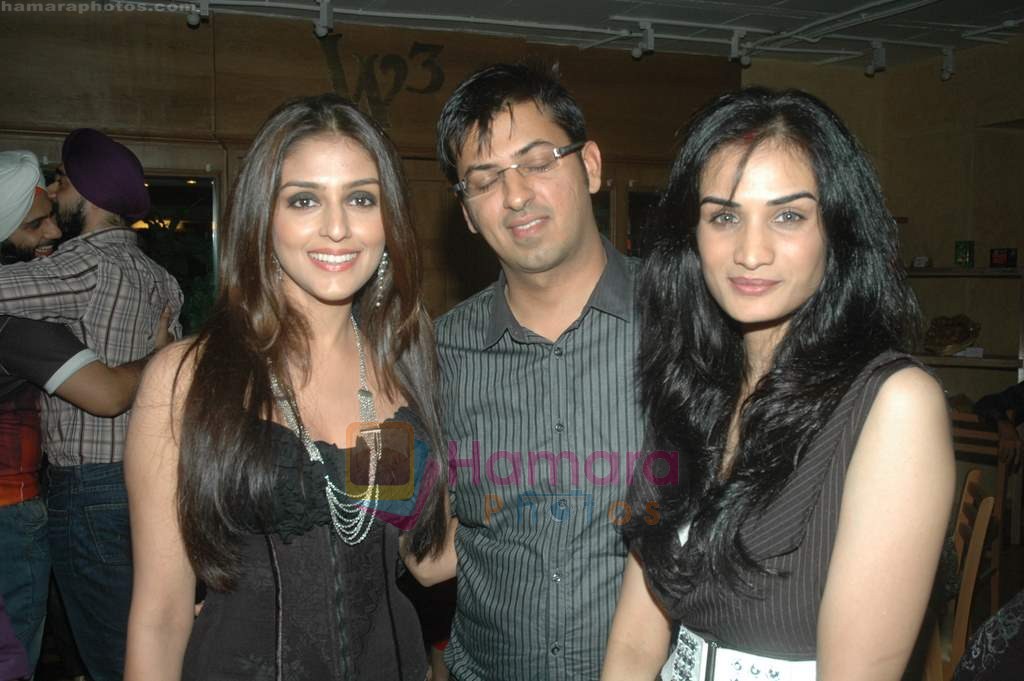 Aarti Chhabria at Wild Wild West restaurant bash in Fun on 3rd Aug 2011