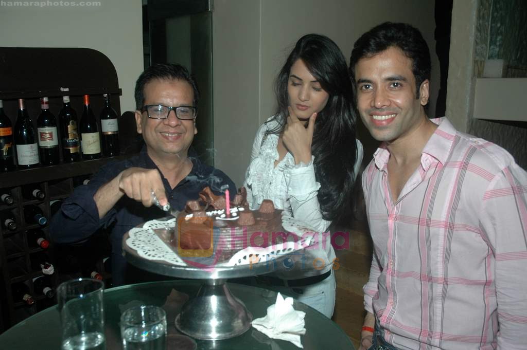 Tusshar Kapoor, Sonal Chauhan at Rafi's party in Mangi Ferra on 5th Aug 2011