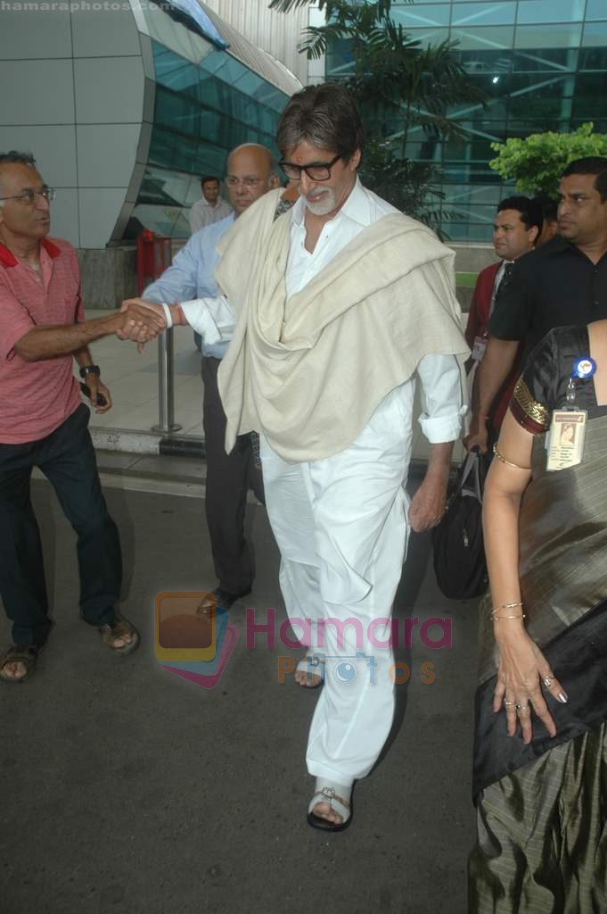 Amitabh Bachchan snapped with designer bag on 6th Aug 2011