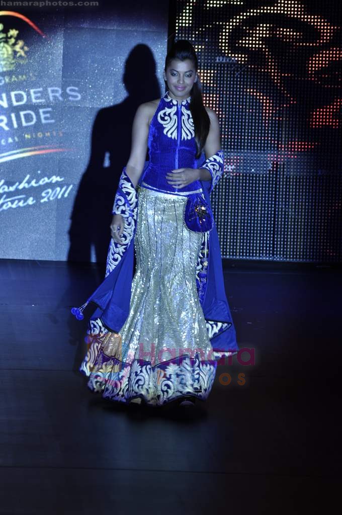 Mugdha Godse walk the ramp for Reynu Tandon show on Blenders Pride Fashion Tour Day 3 on 7th Aug 2011