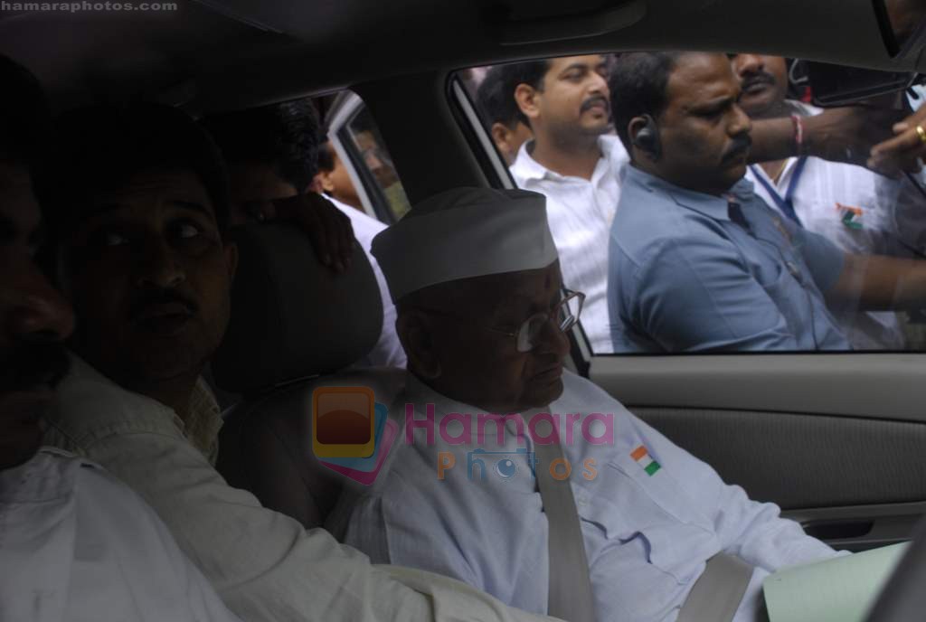 Anna Hazare visits on the sets of Saregama Lil champs in Famous on 9th Aug 2011