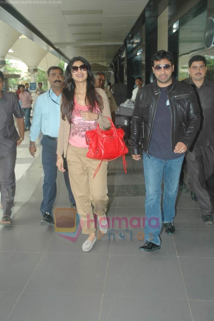 Shilpa Shetty, Raj Kundra snapped at Mumbai international airport on 10th Aug 2011