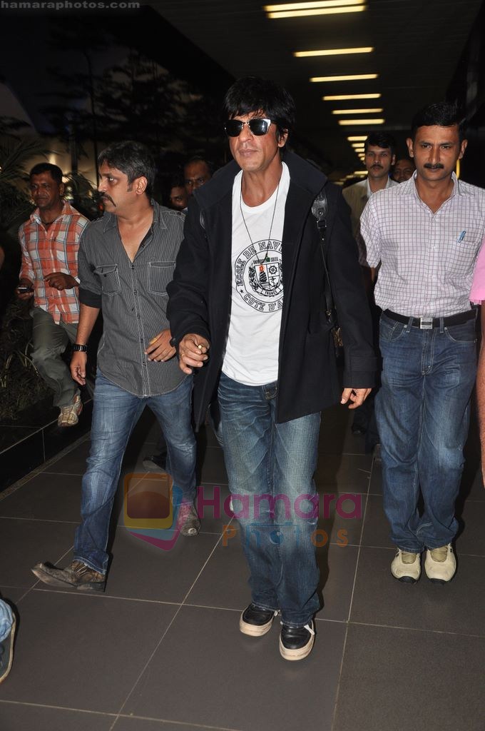 Shahrukh Khan arrives back from London in Airport, Mumbai on 12th Aug 2011