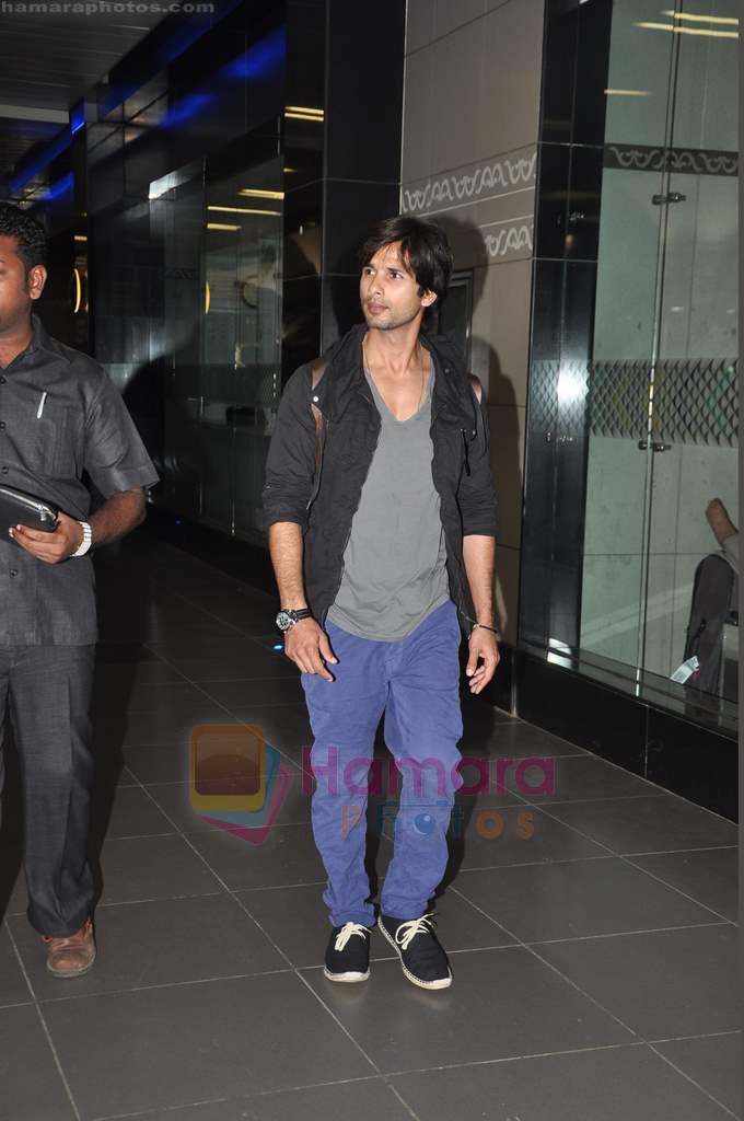Shahid Kapoor leave for London at International airport, Mumbai on 14th Aug 2011