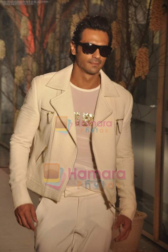 Arjun Rampal walk the ramp for Rohit Bal show for Lakme in Tote on 16th Aug 2011
