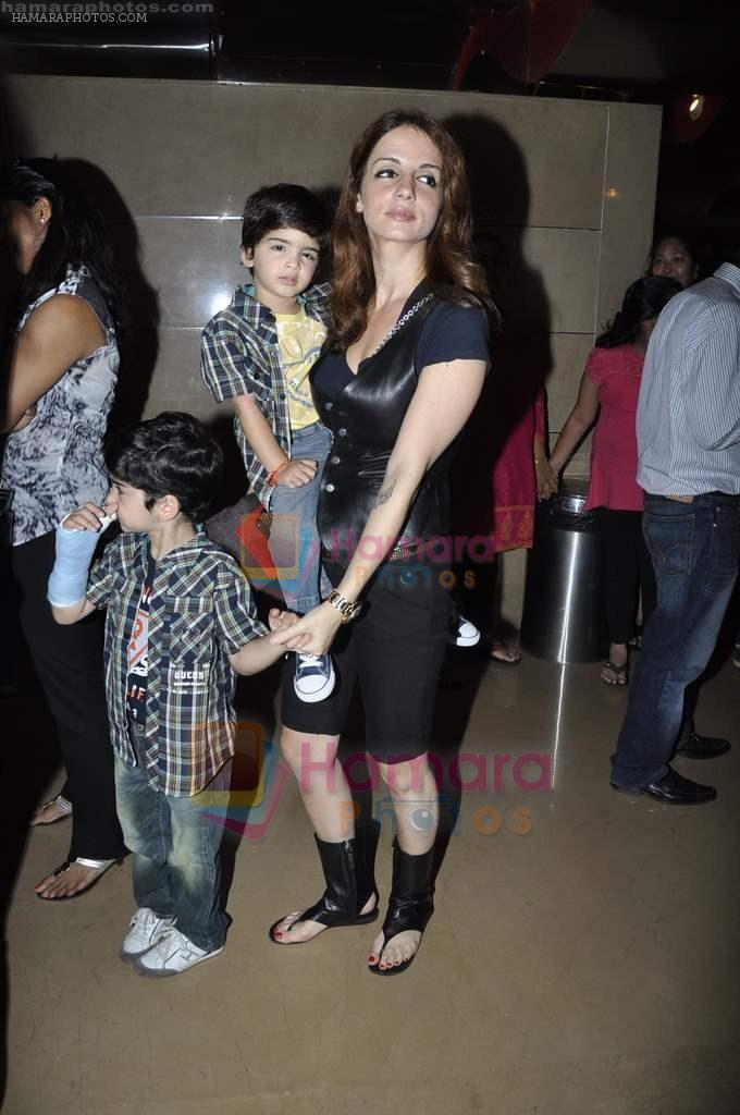 Suzanne Roshan with Kids at Spy Kids 4 premiere in PVR, Juhu on 17th Aug 2011