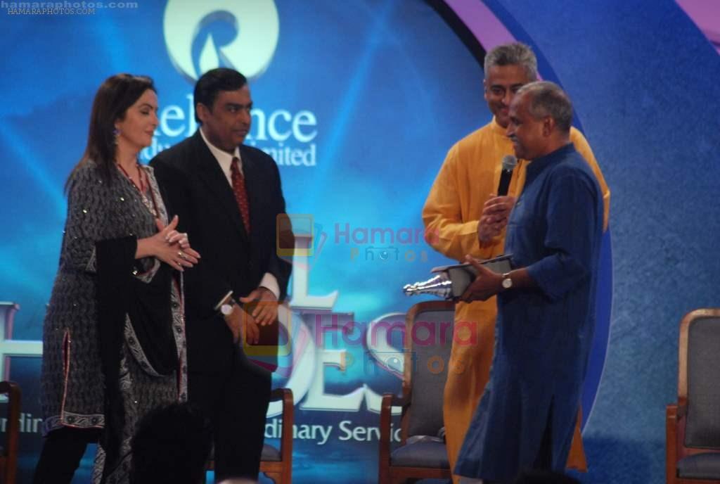 Mukesh Ambani, Nita Ambani at CNN IBN Heroes event in Trident, Mumbai on 18th Aug 2011