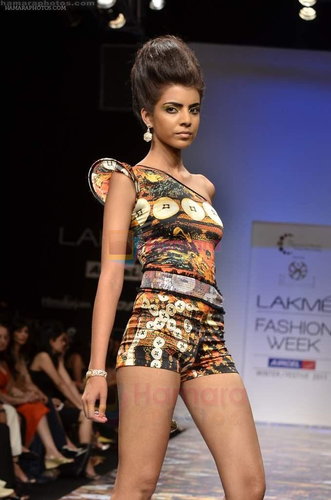 Model walks the ramp for Pria Kataria Puri Show at Lakme Fashion Week 2011 Day 3 in Grand Hyatt, Mumbai on 19th Aug 2011
