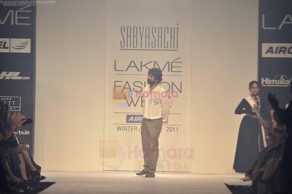 Model walks the ramp for Sabyasachi Mukherjee Show at Lakme Fashion Week 2011 Day 3 in Grand Hyatt, Mumbai on 19th Aug 2011