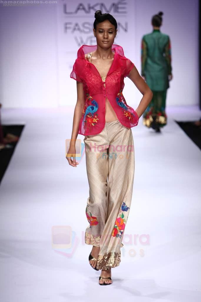 Model walks the ramp for Purvi Doshi Show at Lakme Fashion Week 2011 Day 4 in Grand Hyatt, Mumbai on 20th Aug 2011