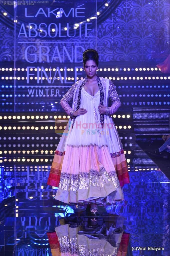 Model walks the ramp for Manish Malhotra Show at Lakme Fashion Week 2011 Day 5 in Grand Hyatt, Mumbai on 21st Aug 2011
