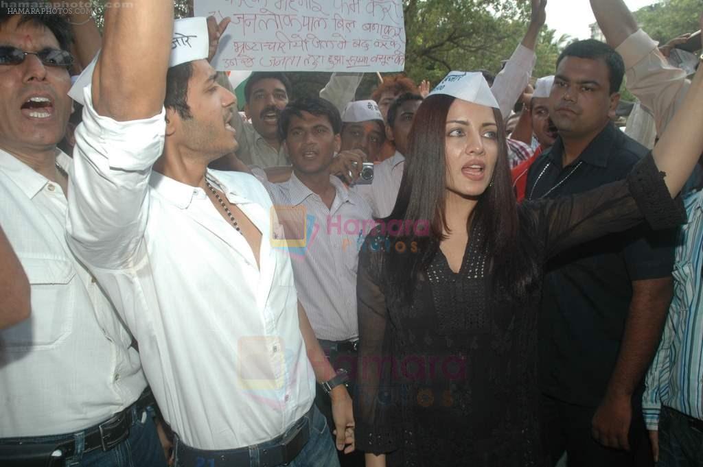 Celina Jaitley, Shreyas Talpade support Anna Hazare in Azad Maidan on 21st Aug 2011