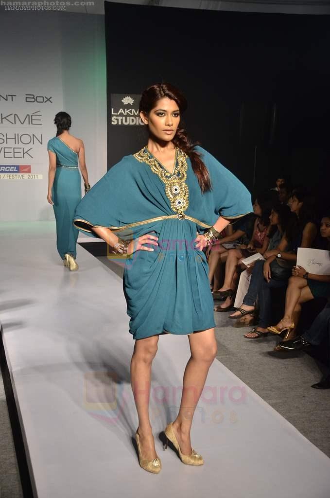 Model walks the ramp for Smriti Gupta Show at Lakme Fashion Week 2011 Day 5 in Grand Hyatt, Mumbai on 21st Aug 2011