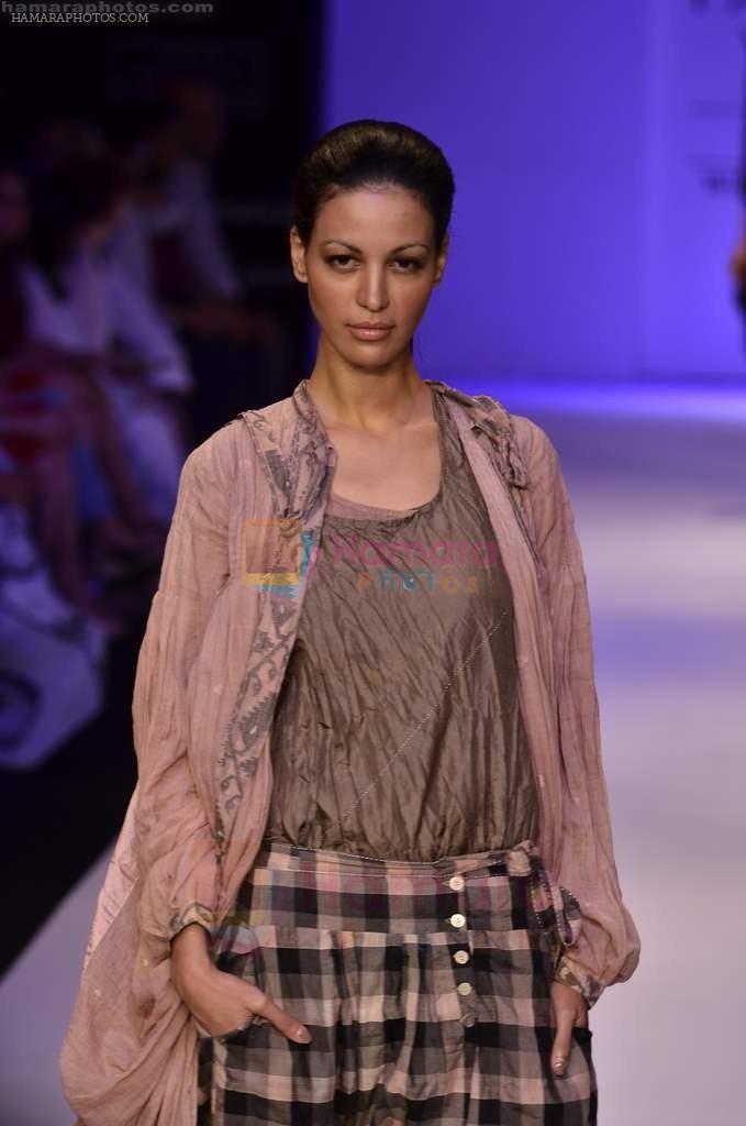 Model walks the ramp for Kallolatta Show at Lakme Fashion Week 2011 Day 5 in Grand Hyatt, Mumbai on 21st Aug 2011