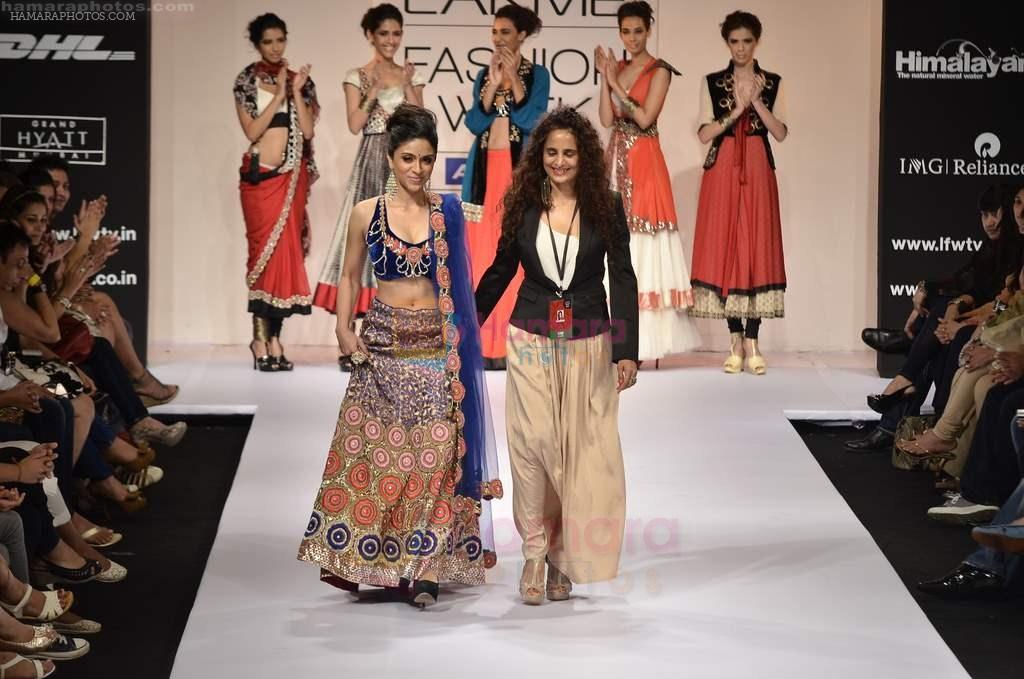 Zoa Morani walks the ramp for Nandita Thirani Show at Lakme Fashion Week 2011 Day 5 in Grand Hyatt, Mumbai on 21st Aug 2011