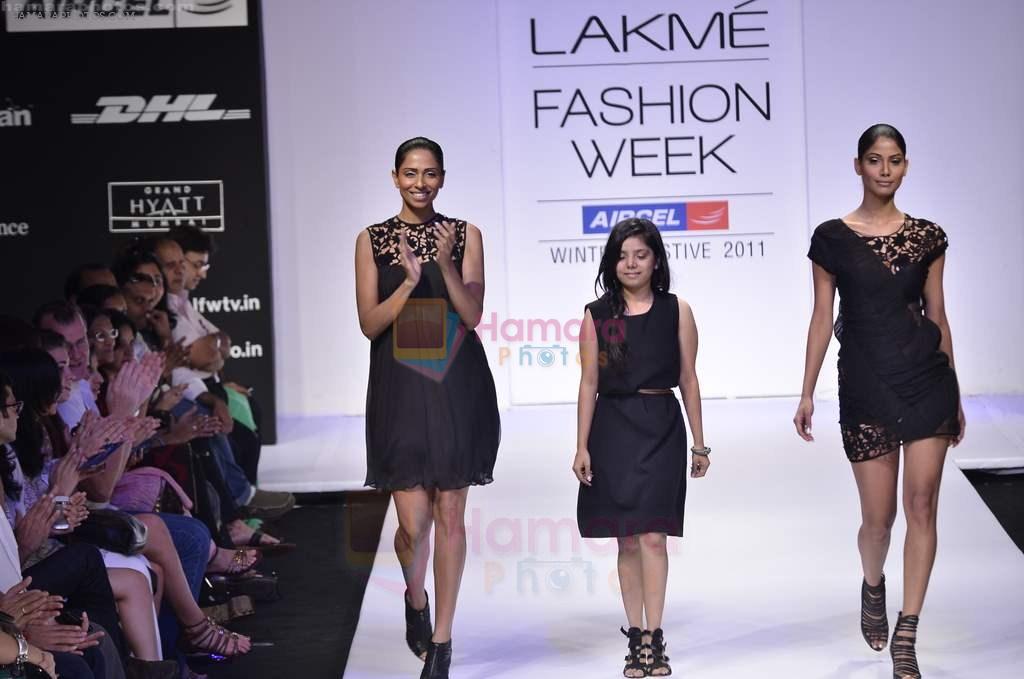 Model walks the ramp for Atithi Gupta Show at Lakme Fashion Week 2011 Day 5 in Grand Hyatt, Mumbai on 21st Aug 2011