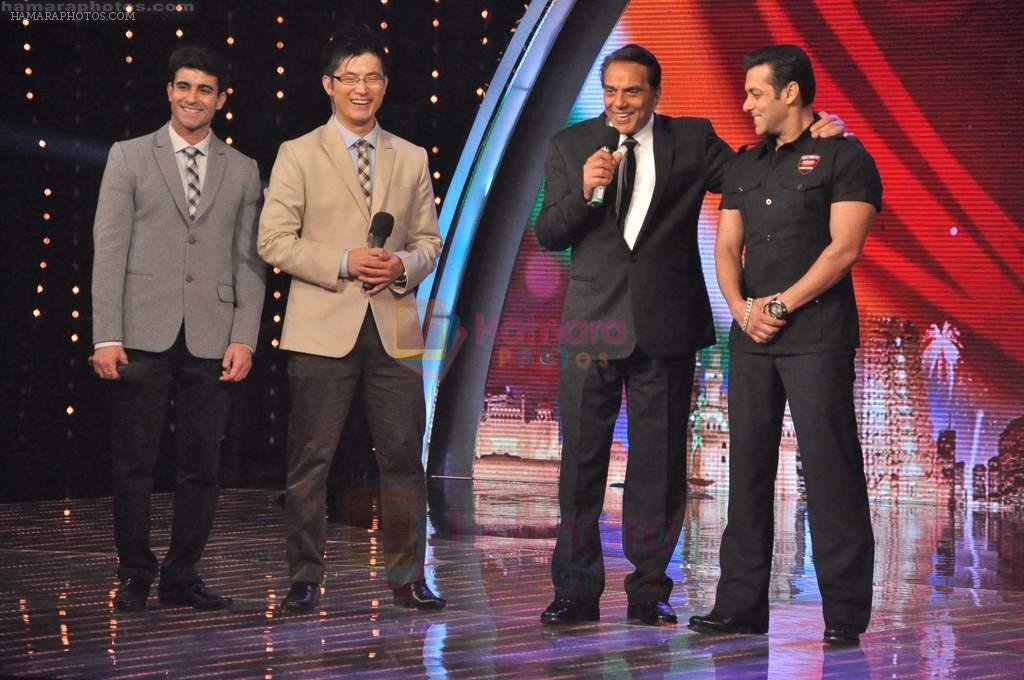Salman Khan, Dharmendra at COLORS India's Got Talent Season 3 in Filmcity, Goregaon on 22nd Aug 2011