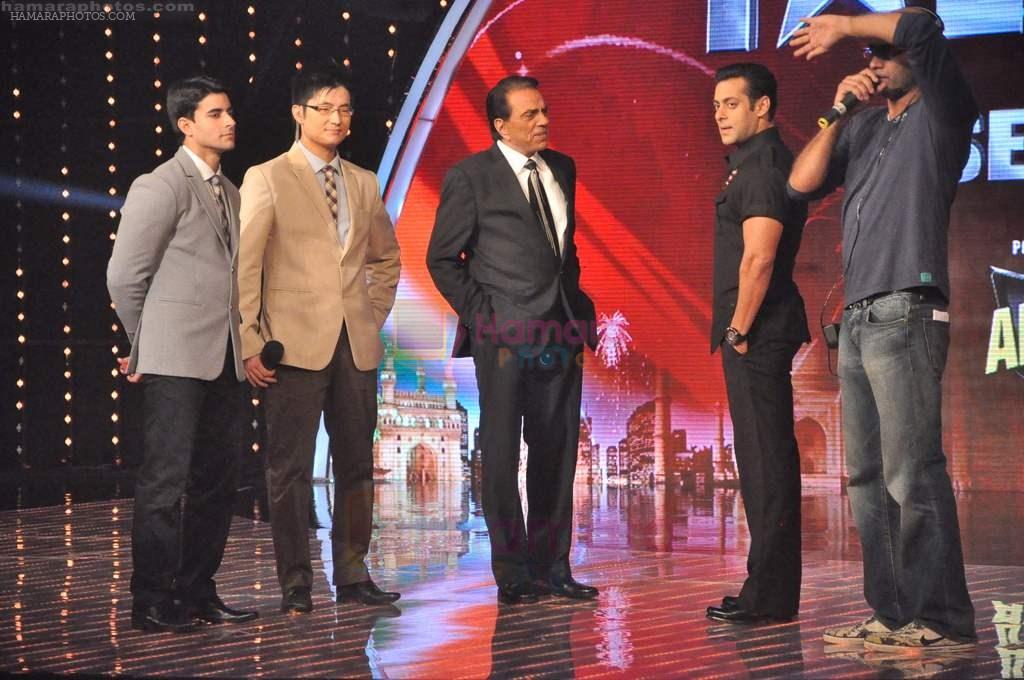 Salman Khan, Dharmendra at COLORS India's Got Talent Season 3 in Filmcity, Goregaon on 22nd Aug 2011