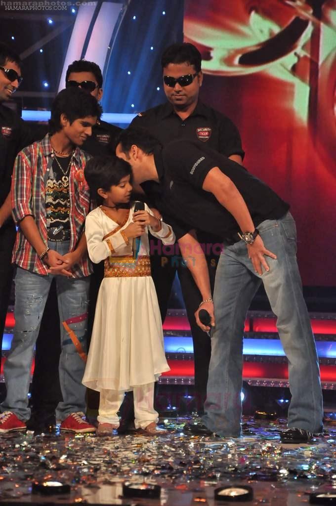 Salman Khan on the sets of Sa Re Ga Ma Lil Champs in Famous Studio on 23rd Aug 2011