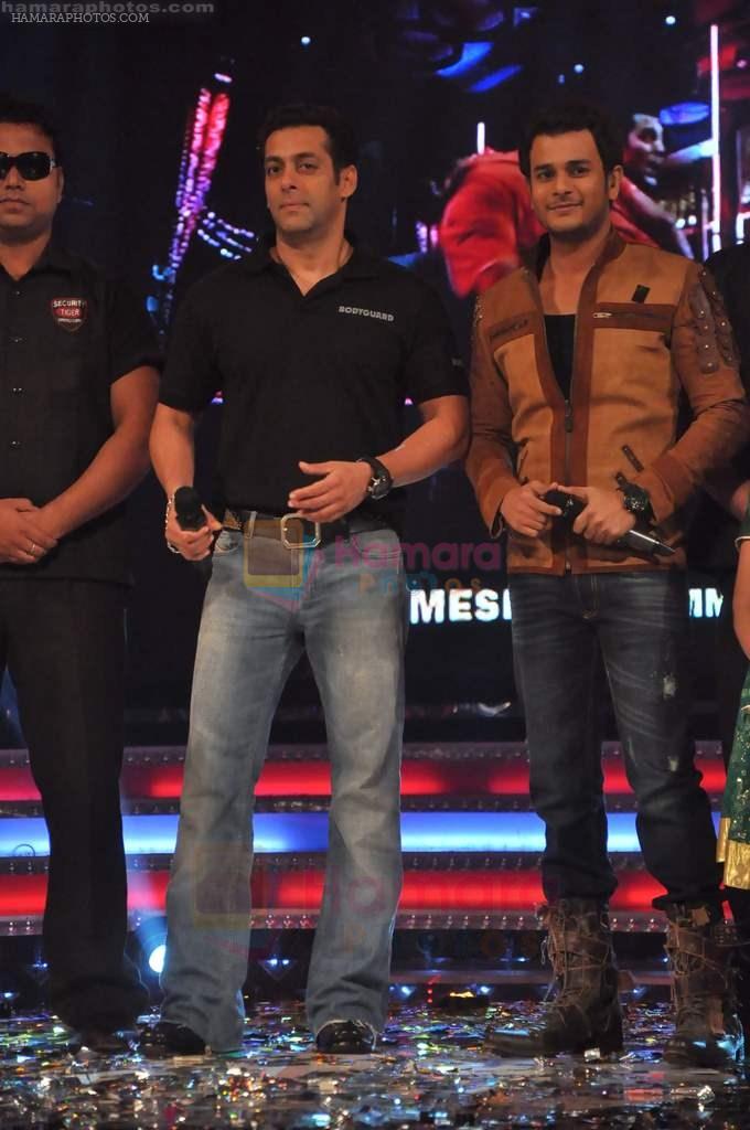 Salman Khan on the sets of Sa Re Ga Ma Lil Champs in Famous Studio on 23rd Aug 2011