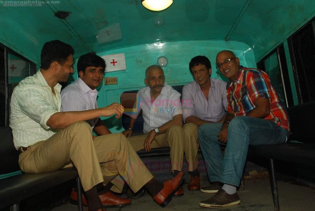Naseeruddin Shah, Ravi Kishan at Chaalis Chaurasi on location in Mumbai on 23rd Aug 2011