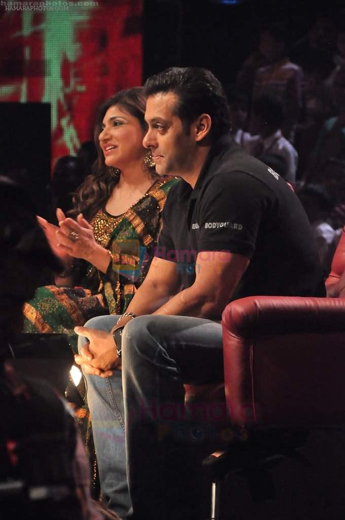 Salman Khan, Alka Yagnik on the sets of Sa Re Ga Ma Lil Champs in Famous Studio on 23rd Aug 2011