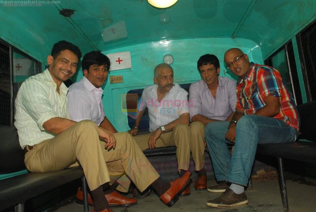 Naseeruddin Shah, Ravi Kishan at Chaalis Chaurasi on location in Mumbai on 23rd Aug 2011