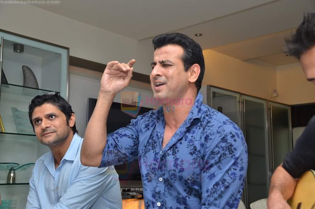 Ronit Roy at Ekta and Sanjay Gupta's private dinner for Strings and other musicians in Juhu, Mumbai on 25th Aug 2011
